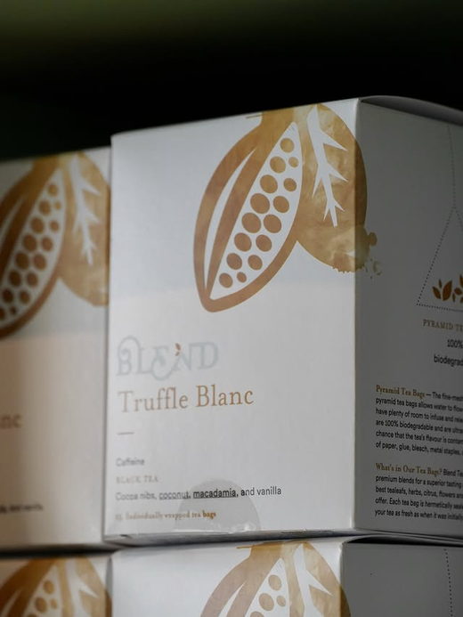 A box of Blend Truffle Blanc tea with a painted cocoa pod.