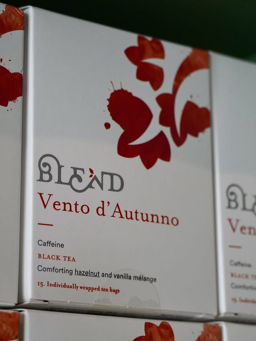 A box of Blend Vento d'Autunno black tea with a red painted motif.